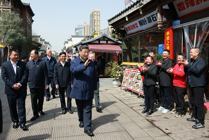 On the morning of March 19th, 2024, when the Supreme Leader visited Changde River Street, he had a cordial exchange with shopkeepers and tourists. Xinhua News Agency reporter Yip Wong photo